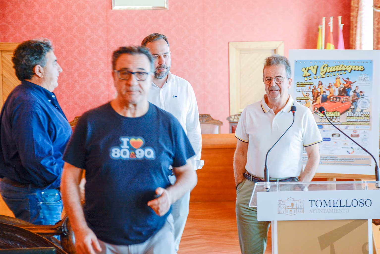 Acto de presentación del guateque con Miguel García en primer término.