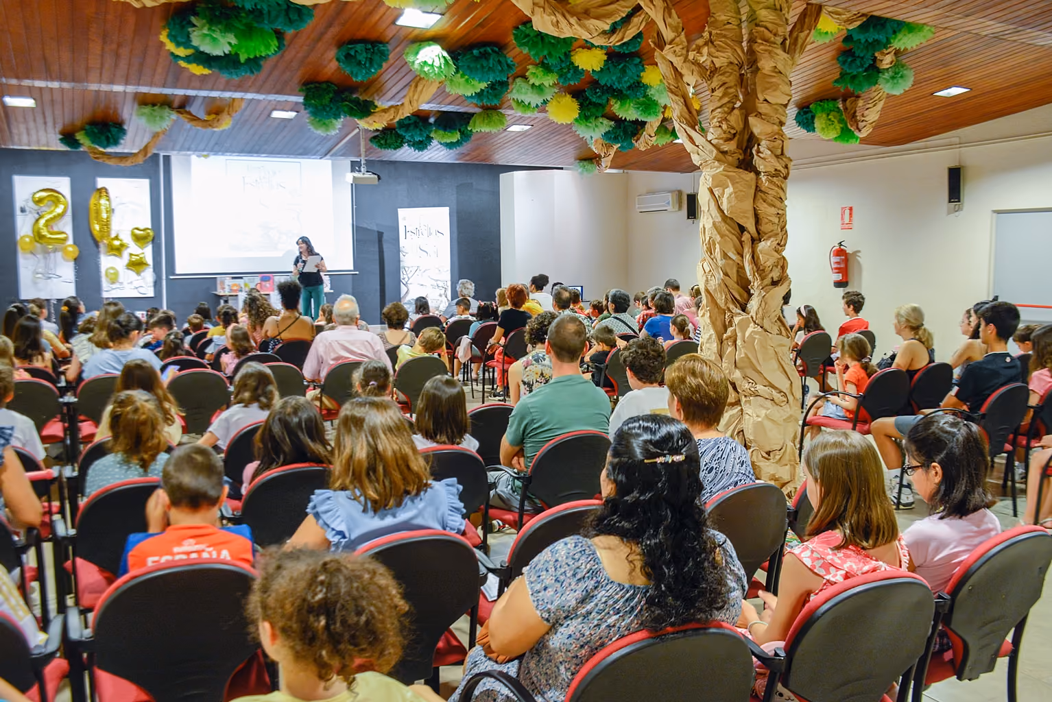 El salón de actos de la Biblioteca se ha llenado en la fiesta de inicio del Juego Lector, que cumple 20 años