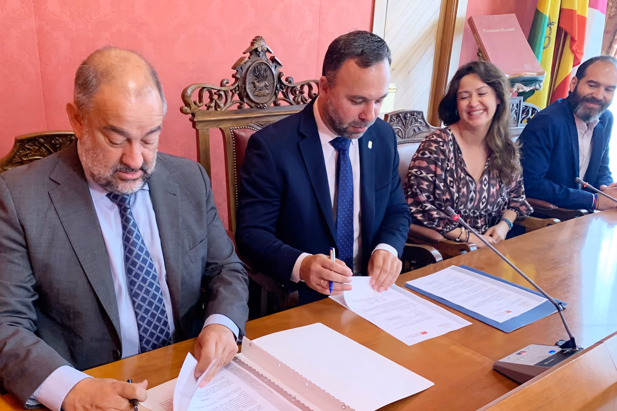 El alcalde y el rector han firmado hoy el convenio de colaboración