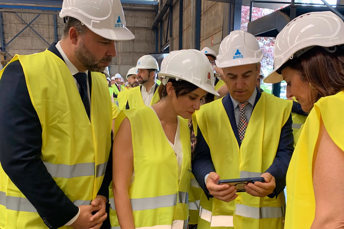 El alcalde, Javier Navarro y la ministra, Isabel Rodriguez, junto al CEO y la directora de Compras de ANRO, Rafael Rodriguez y Carmen Rodríguez, respectivamente