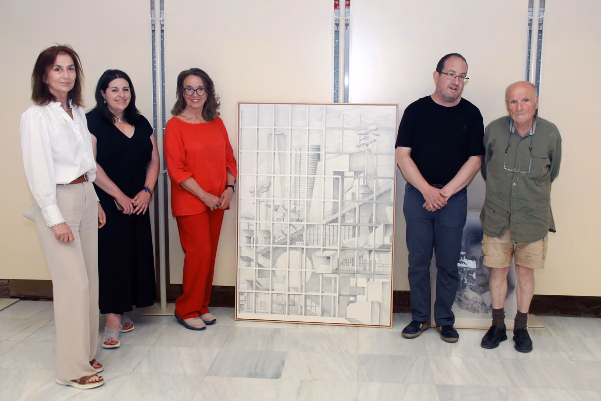 Los miembros del jurado junto a " la obra “Siempre cabe algo más”, elegida para el fondo de Adquisición "Francisco Carretero", de dibujo