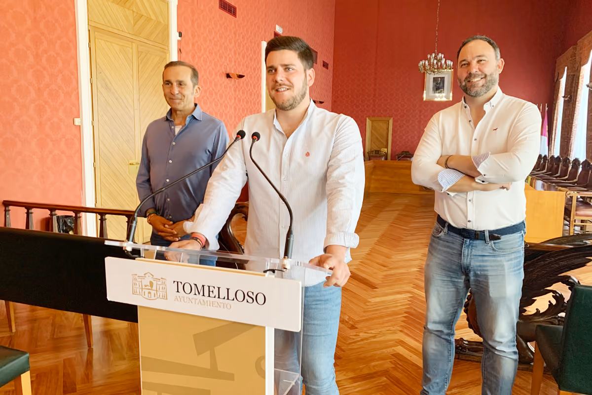 El concejal de Festejos, Manuel Marquina, presentando los conciertos junto al alcalde, Javier Navarro y el concejal de Hacienda, Benito Benito
