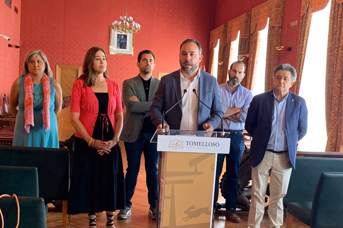 El alcalde y los senadores del PP durante el encuentro con los medios de comunicación