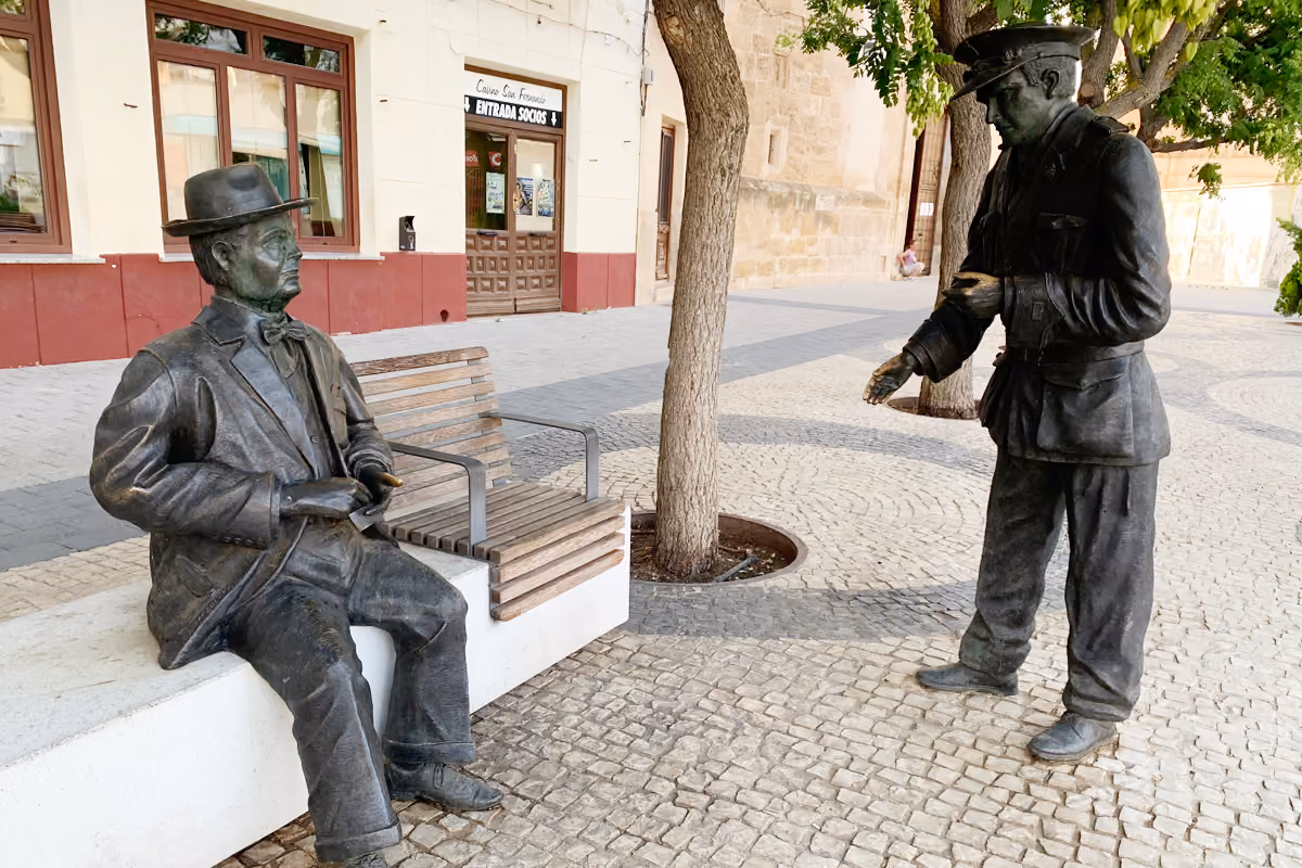 Esculturas de Plinio y Don Lotario en la Plaza de España de Tomelloso