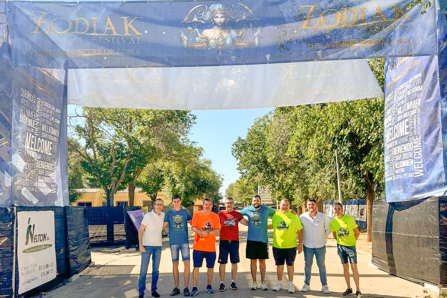 Imagen de la organización y los concejales en la entrada principal del recinto.