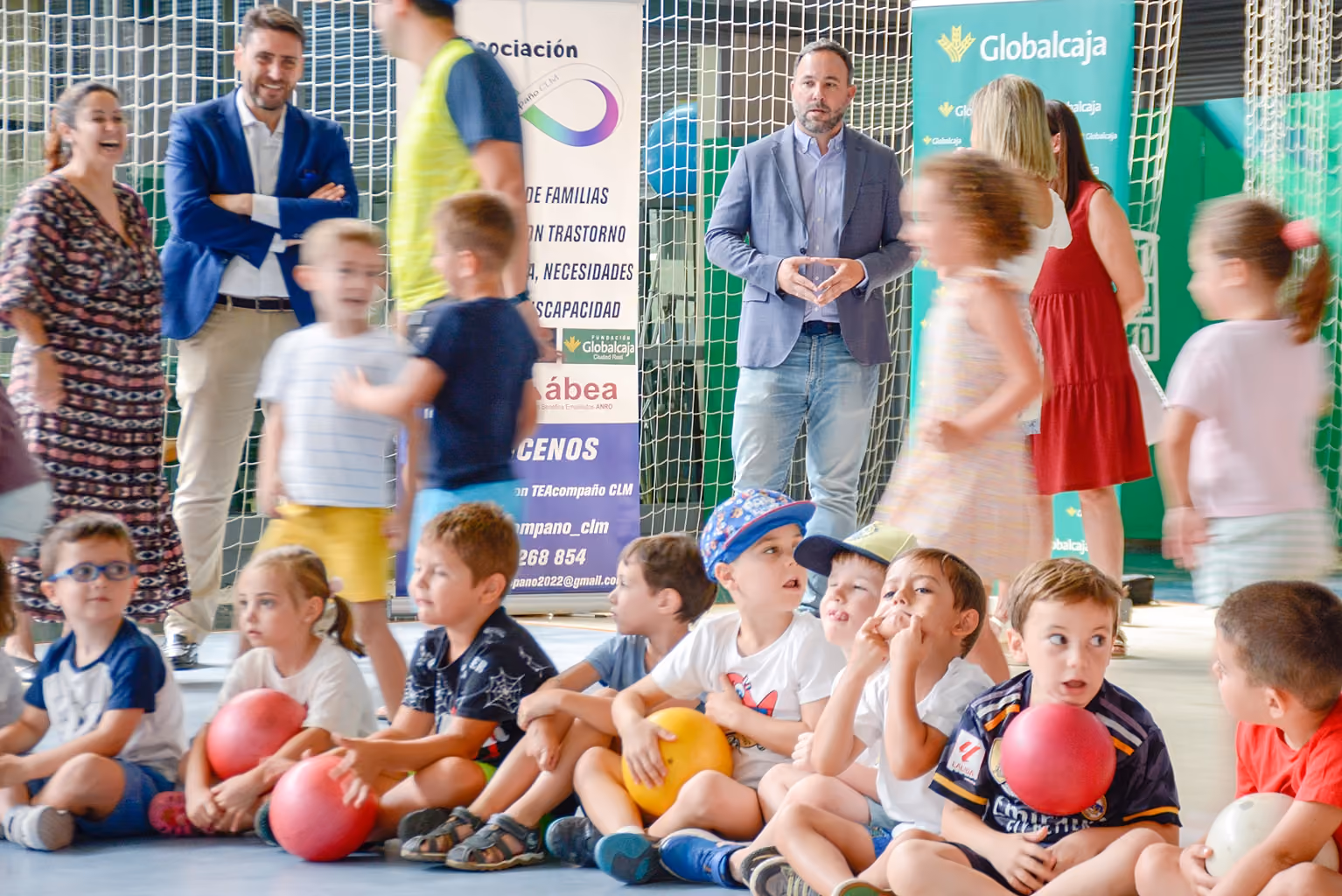 Niños participantes, acompañados por responsables de las entidades participantes