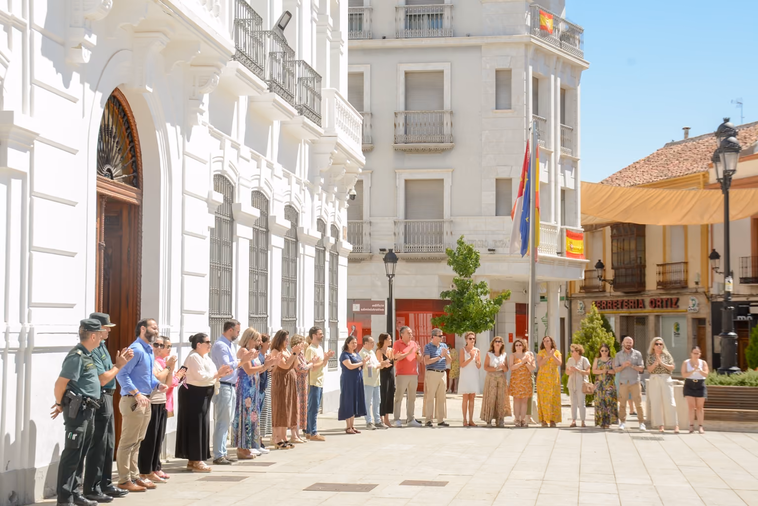 Participantes del minuto de silencio celebrado en la puerta principal del ayuntamiento