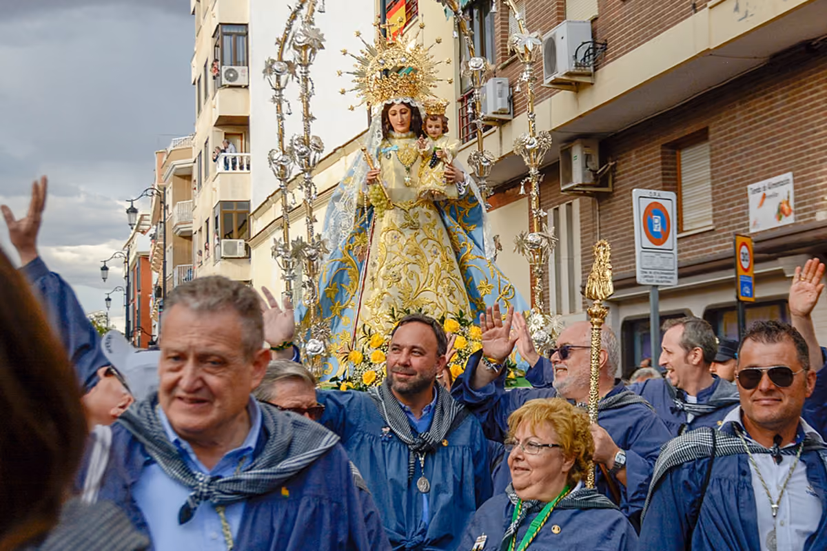El alcalde y el presidente de la Hermandad junto a la imagen de la Virgen de las Viñas