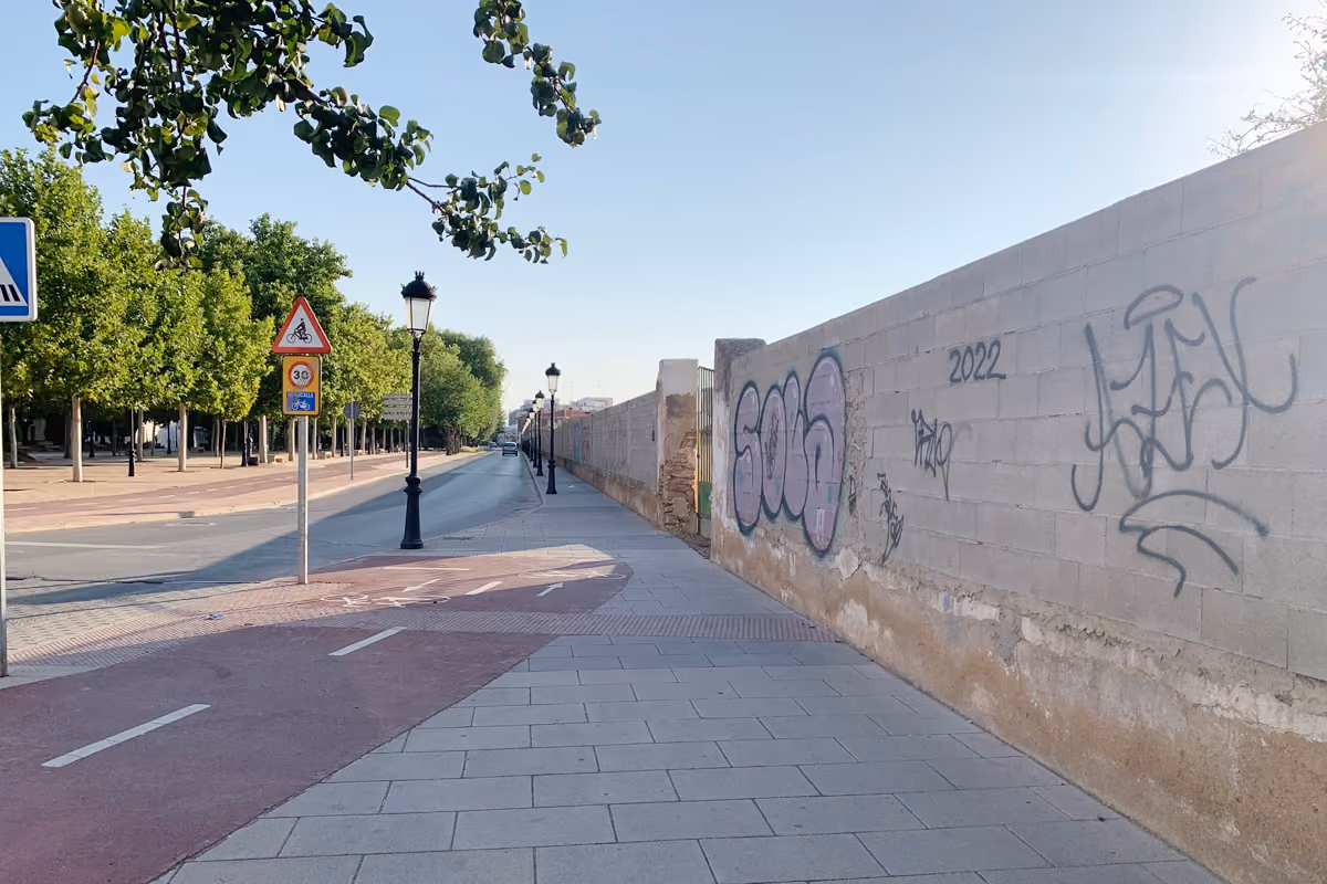 Los terrenos de la antigua Bodega Casajuana, donde se contruirá el centro comercial, ubicados junto al parque Urbano Martínez