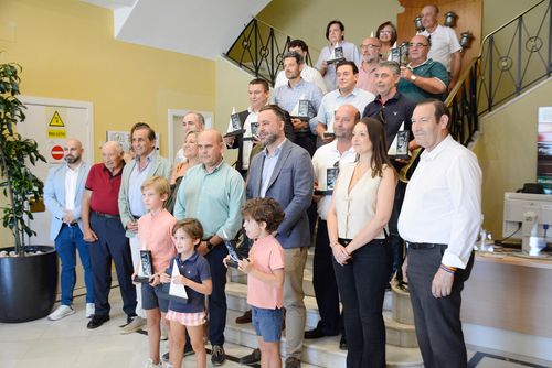 Imagen con los premiados y autoridades que han asistido a la entrega de premios