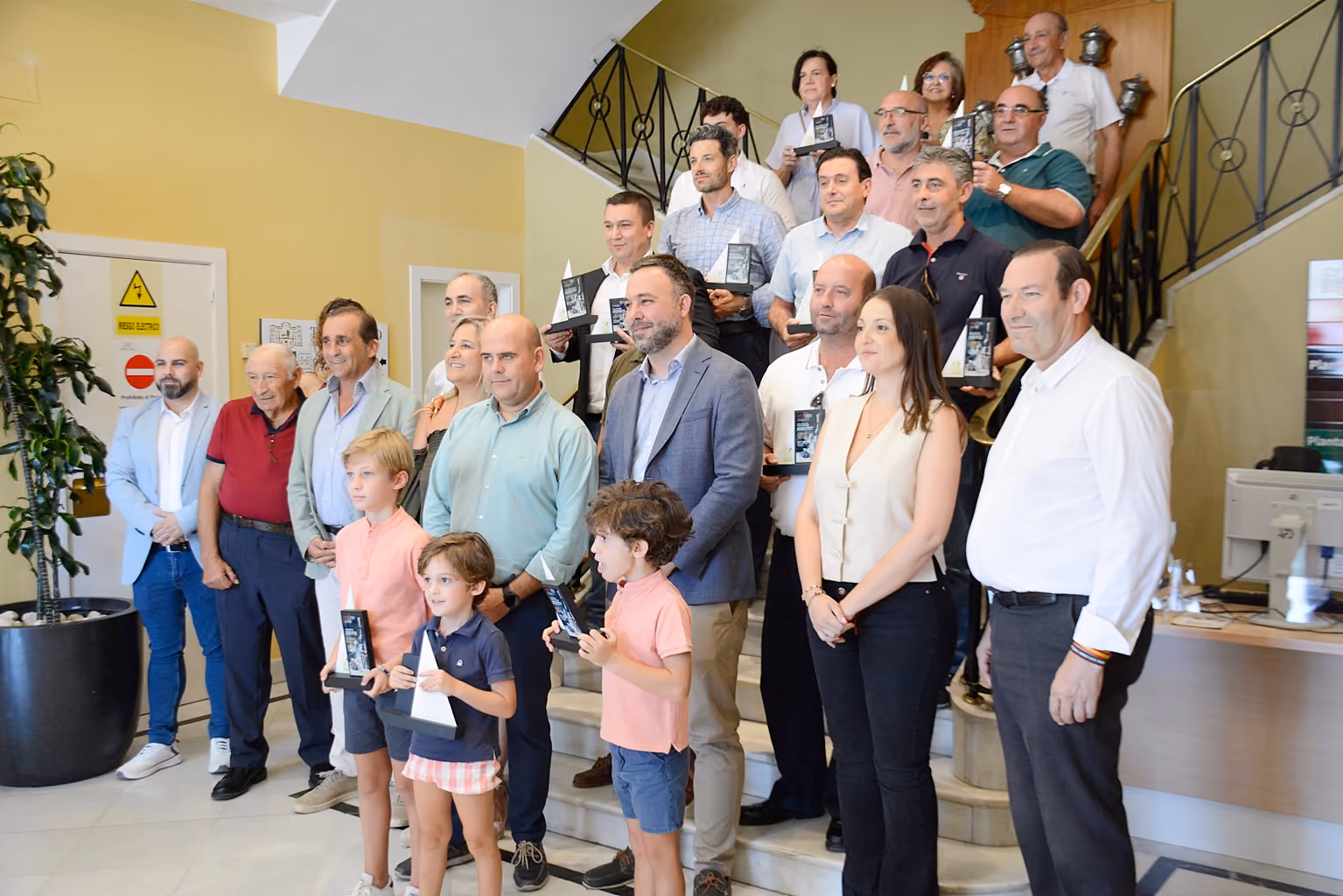 Imagen con los premiados y autoridades que han asistido a la entrega de premios