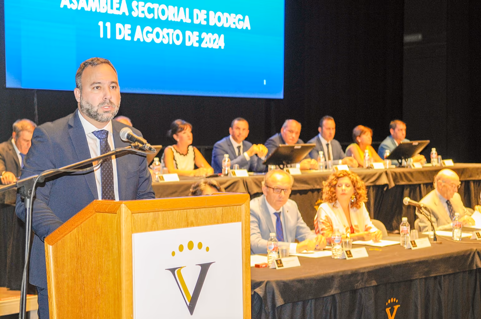 Imagen del alcalde dirigiéndose a los socios de Virgen de las Viñas