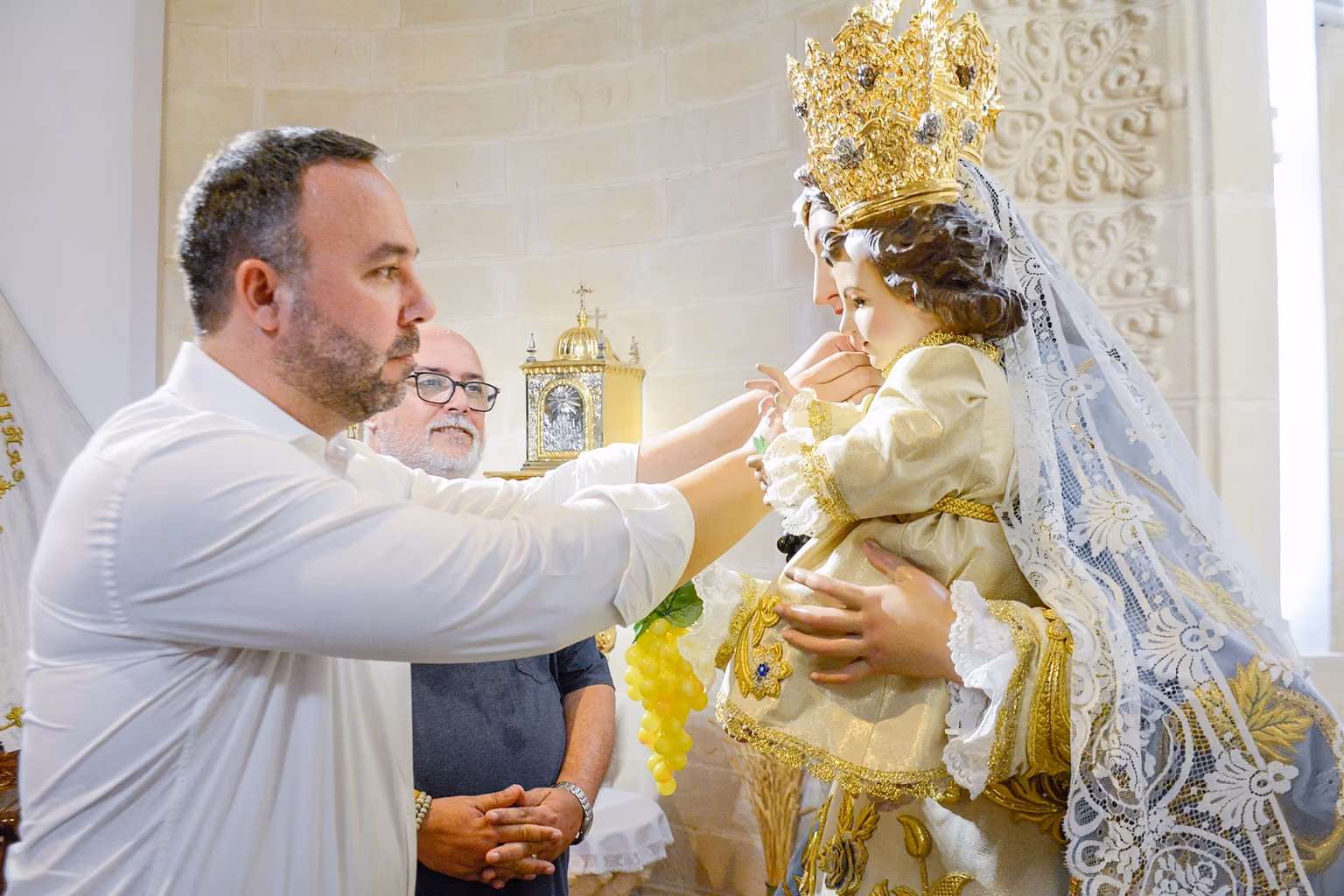 El alcalde, reponiendo la medalla a la Virgen de las Viñas en presencia de Alejandro Ramírez