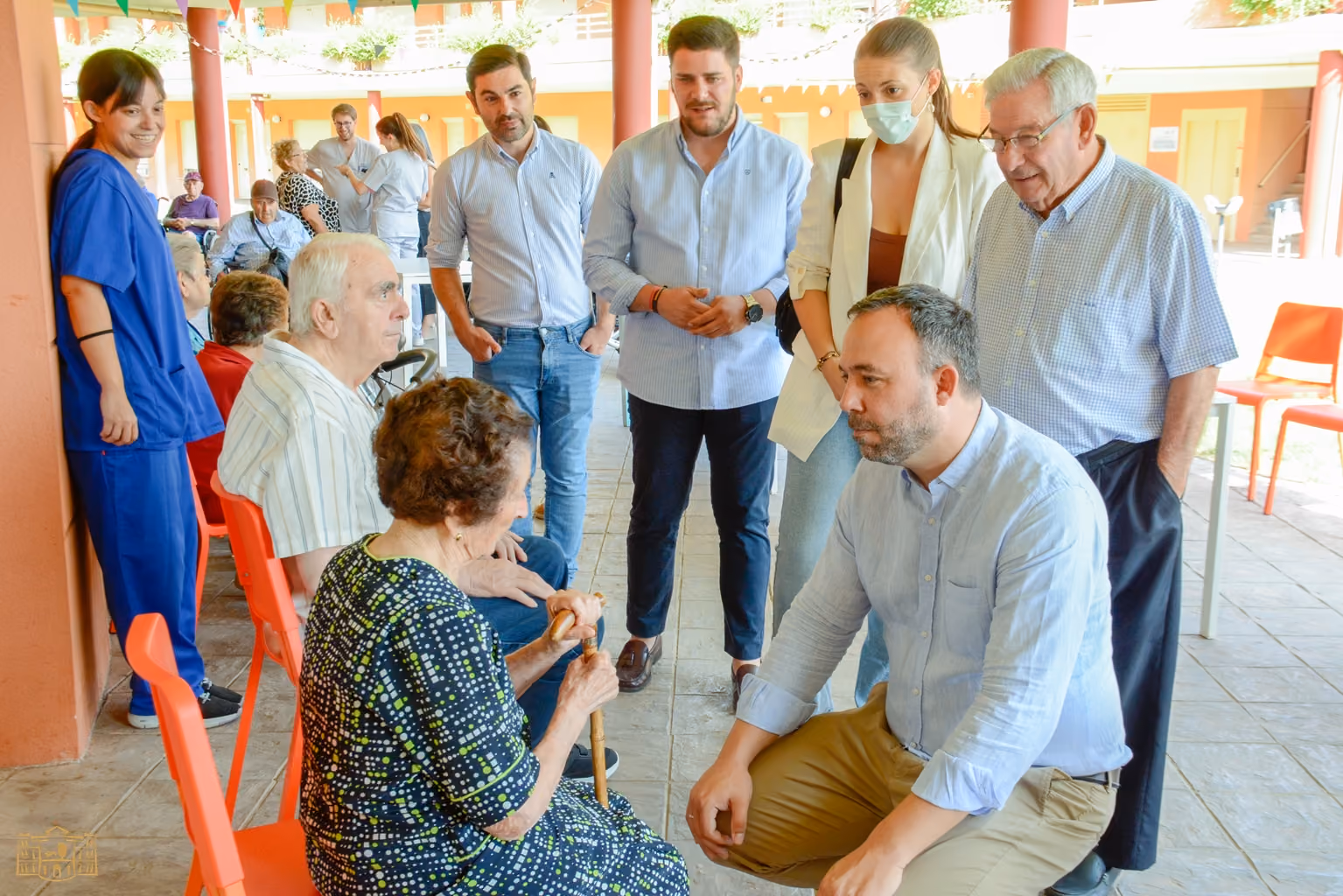 El alcalde intercambia impresiones con una de las usuarias del centro de mayores