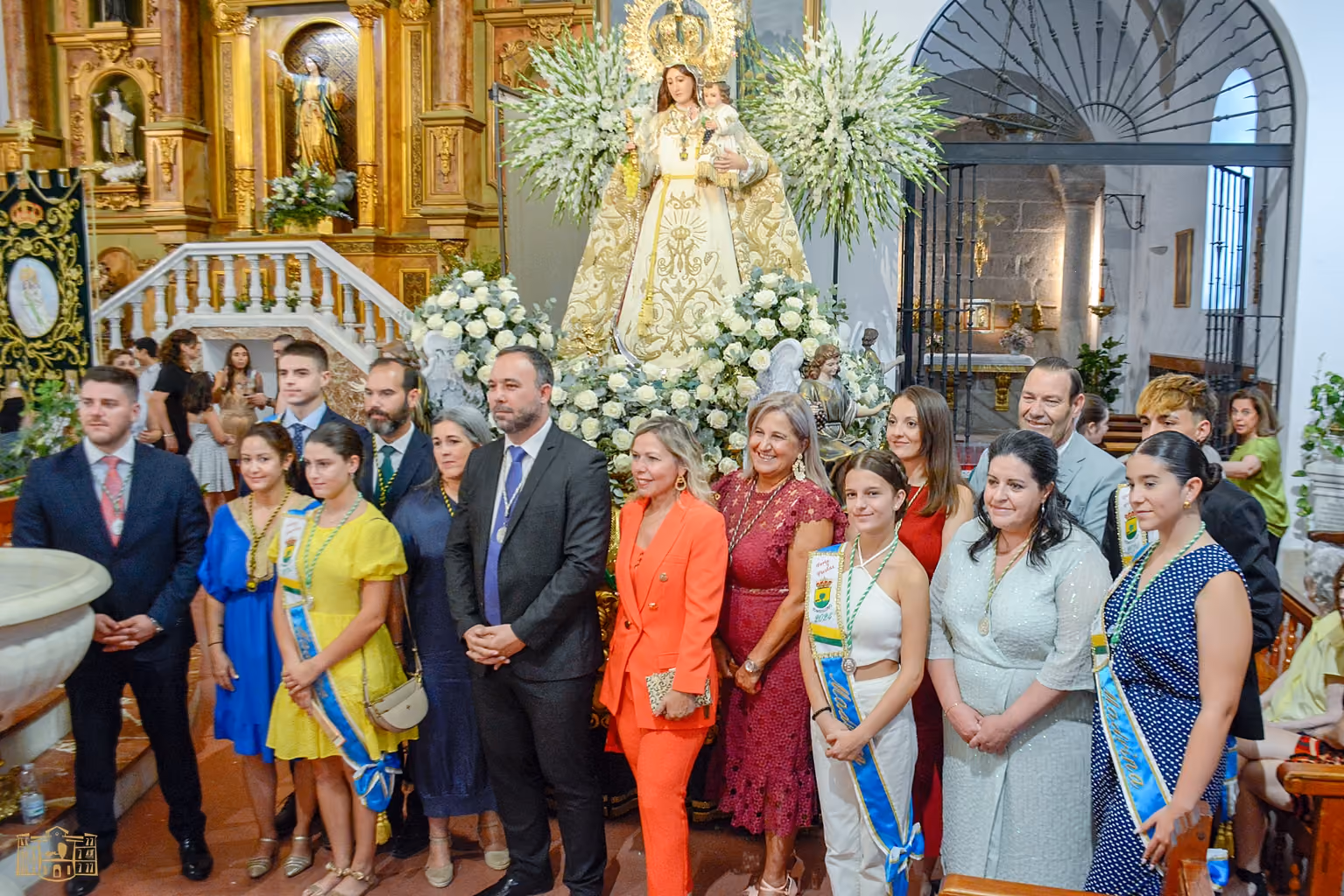 El equipo de gobierno, madrinas y padrinos, posando con la Patrona tras la función religiosa
