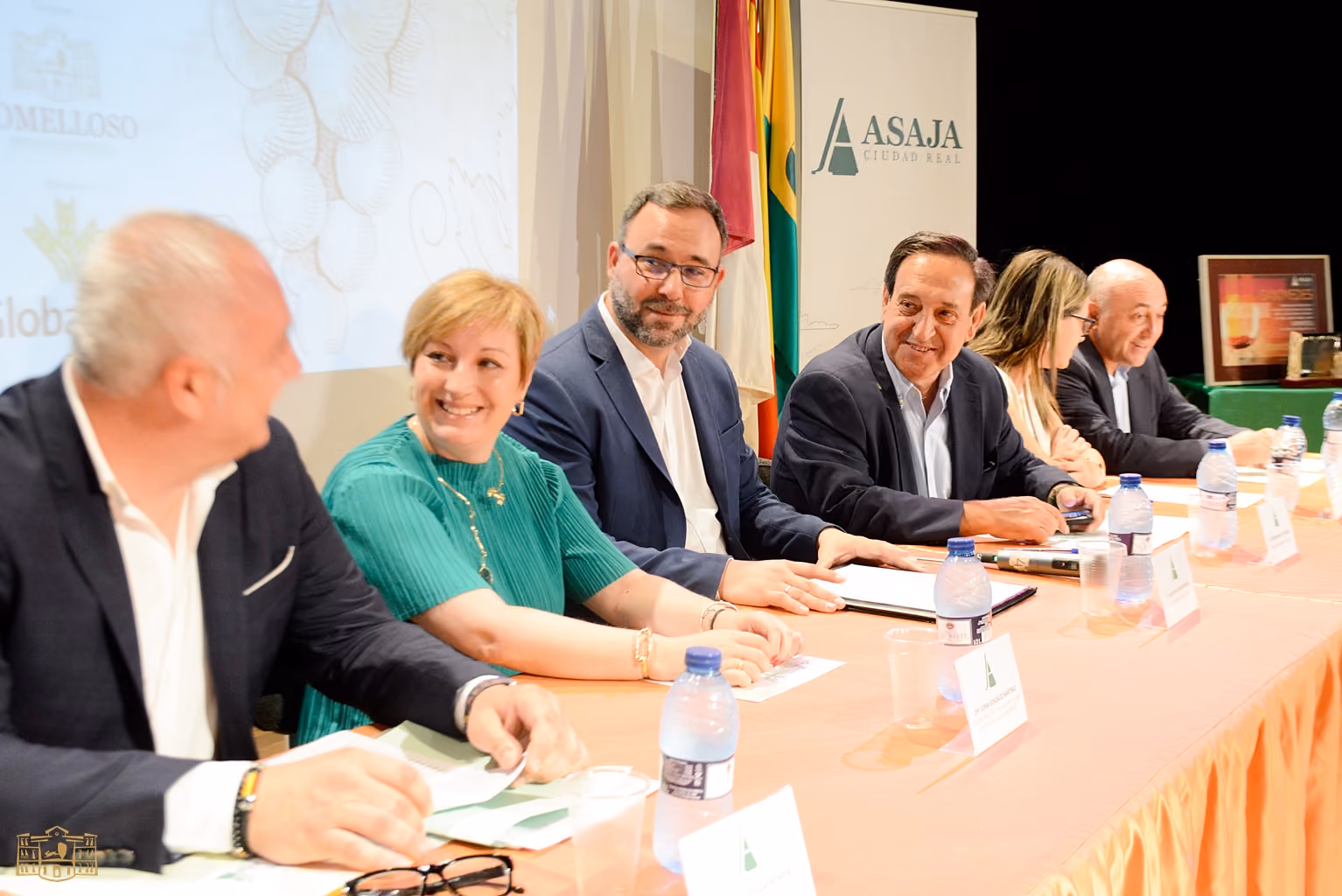 El alcalde junto con los presidentes local y nacional de ASAJA, la viceconsjera de Política Agraria Común y la diputada provincial 