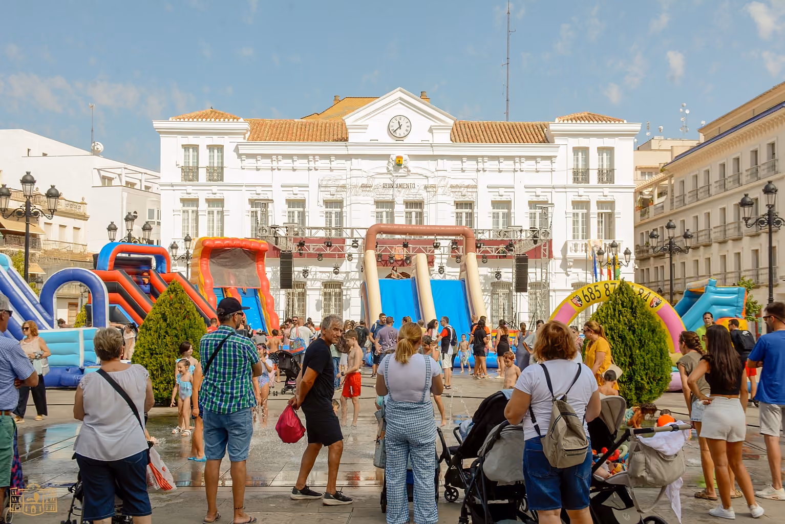 Vista panorámica de las atracciones instaladas en la plaza de España esta mañana.