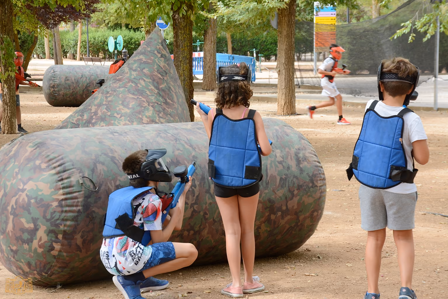 Participantes en el juego del paintball