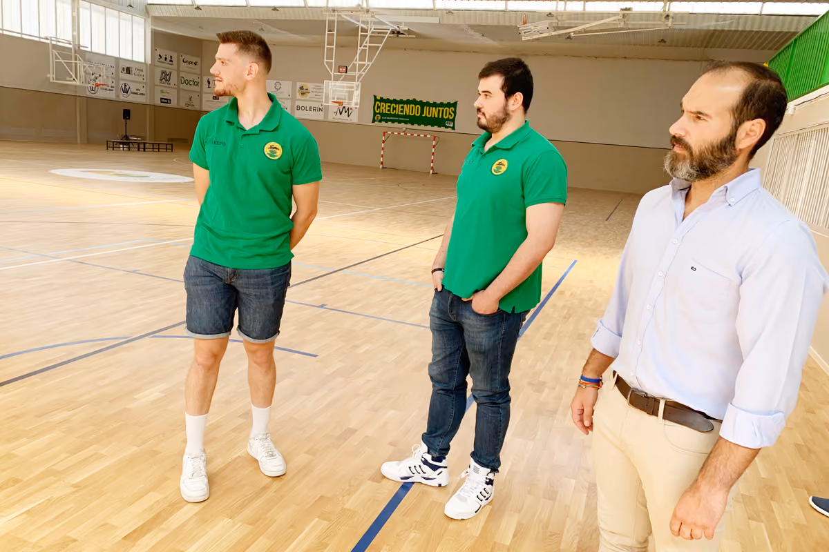 Benjamín de Sebastián y los jugadores del Club Baloncesto Tomelloso, en el pabellón San José que esta tarde estrena pavimento de parqué
