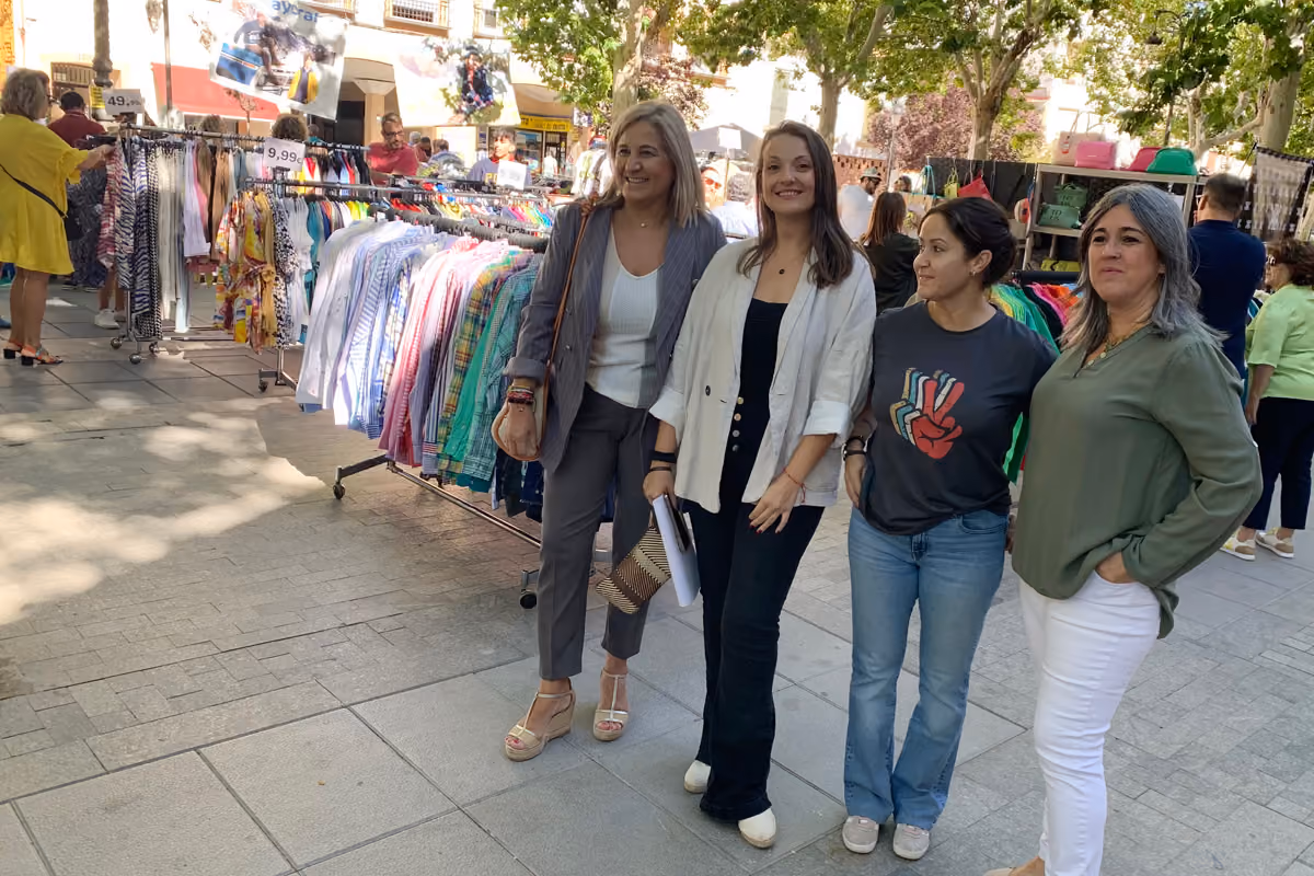 La concejala de Promoción Económica Rocío Valentín y las también concejalas del equipo de gobierno, Elena Villahermosa, Carmen López y Eloísa Perales en el Mercadillo Final de Temporada
