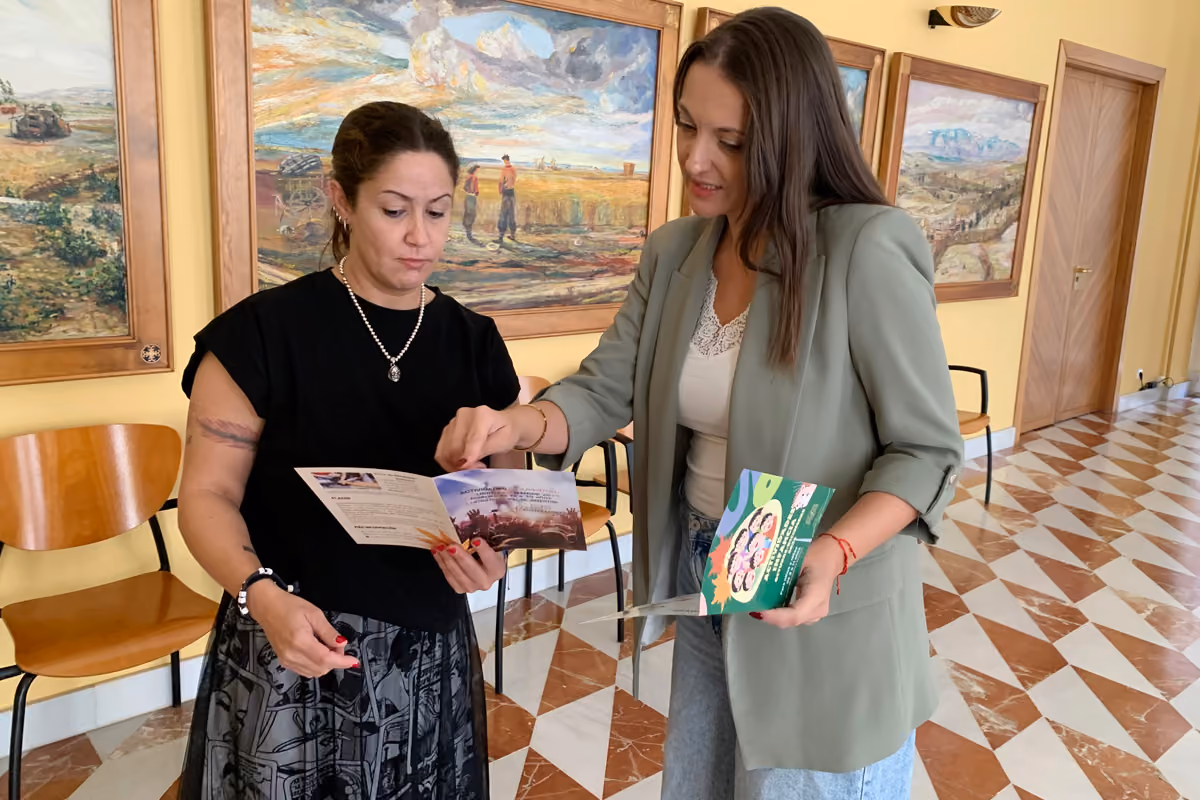 Carmen López, concejala de Juventud (izqda) y Rocío Valentín, concejala de Infancia