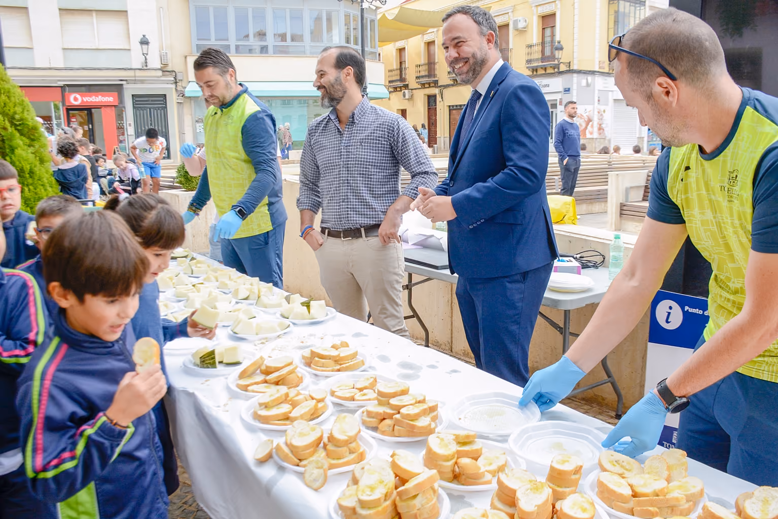 El alcalde ha participado en el desayuno saludable ofrecido a los escolares.