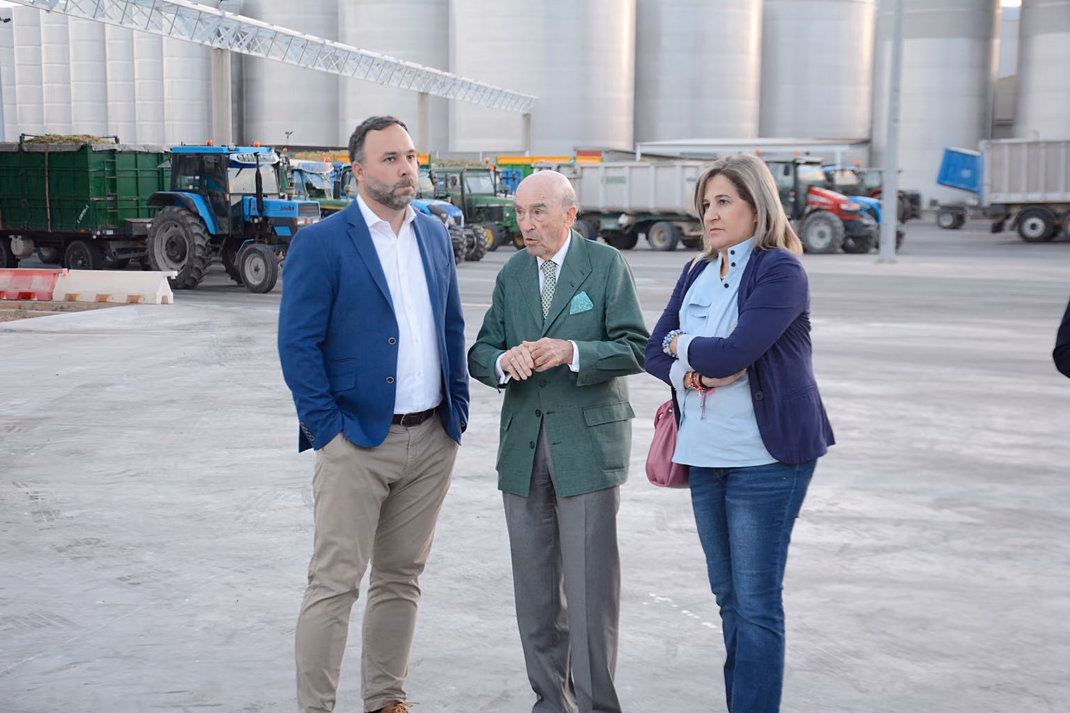 El alcalde, junto a Rafael Torres, en un momento de la visita a la cooperativa