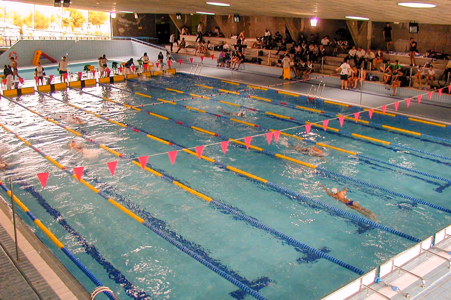 Vista general de la piscina cubierta