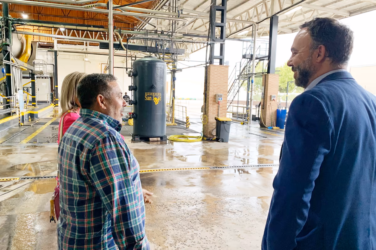 Javier Navarro junto al presidente de Bodegas San José, Esteban Lomas