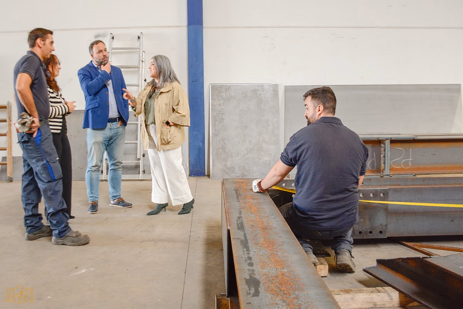 El alcalde, durante la visita a la nave de producción de a empresa