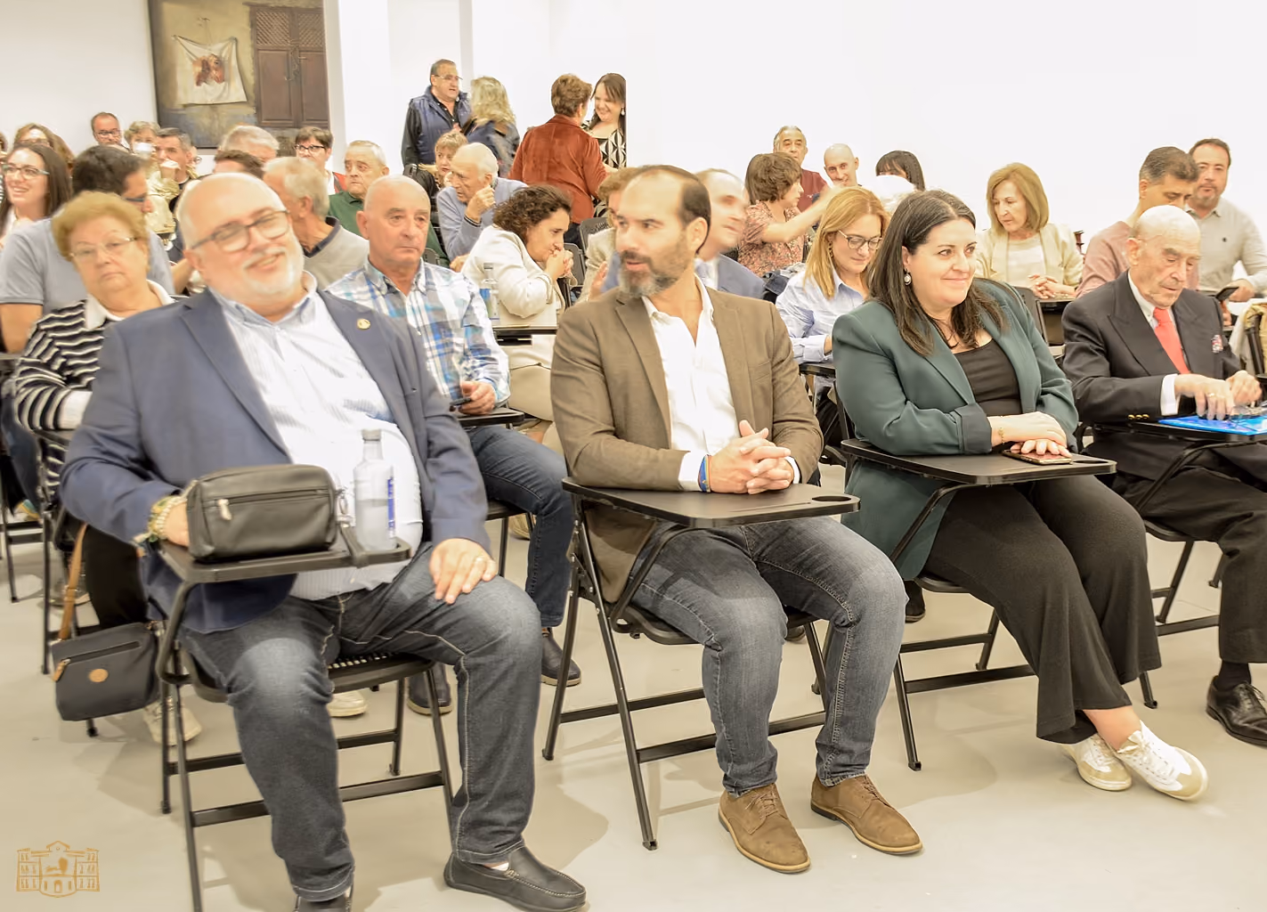 Vista parcial del salón de actos del Mercado de Abastos durante la entrega de premios. De izquierda a derecha, Alejandro Ramírez, Benjamín de Sebastián, Inés Losa y Rafael Torres.