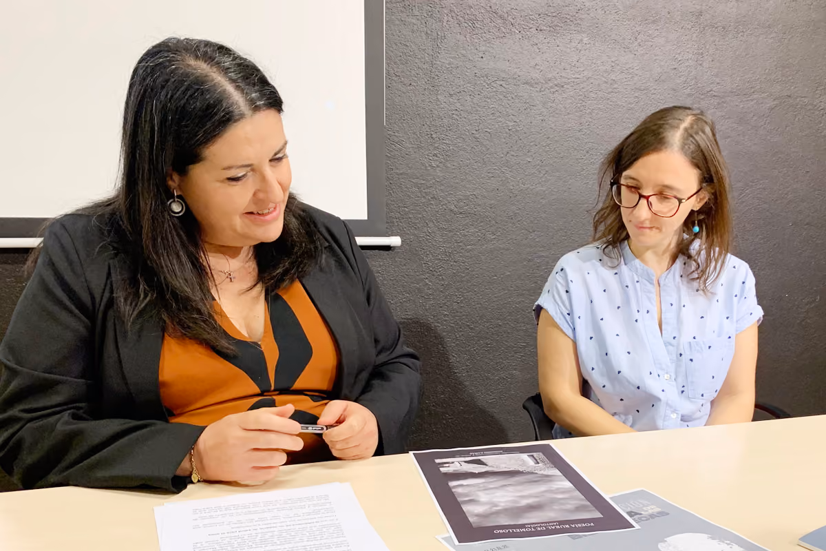 Inés Losa, concejala de Cultura y Carmen María Labrador, directora de la Biblioteca Municipal 