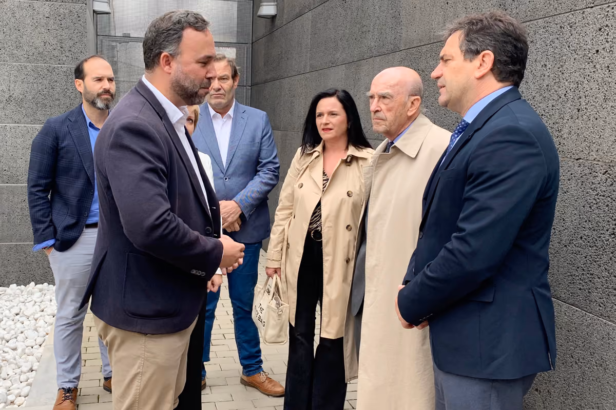 El alcalde y el presidente de la Diputación, junto al presidente de la cooperativa Virgen de las Viñas
