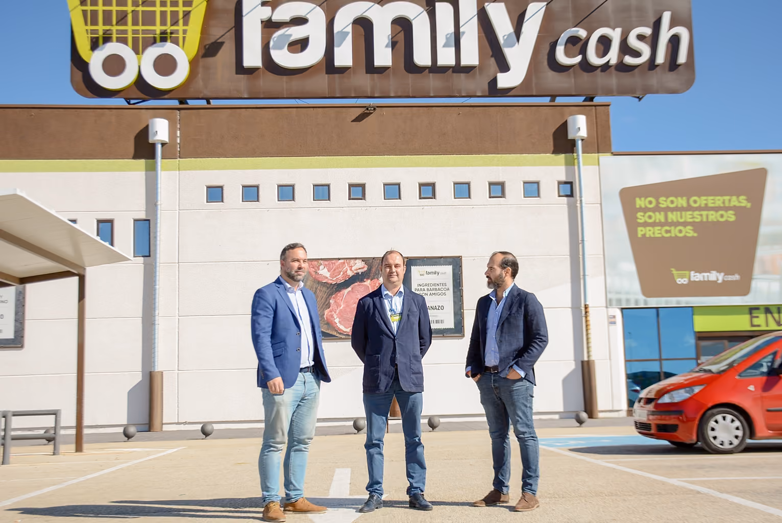 El hipermercado Family Cash colaborará con la organización de la carrera. Los ediles, con el encargado del establecimiento en el centro de la imagen.