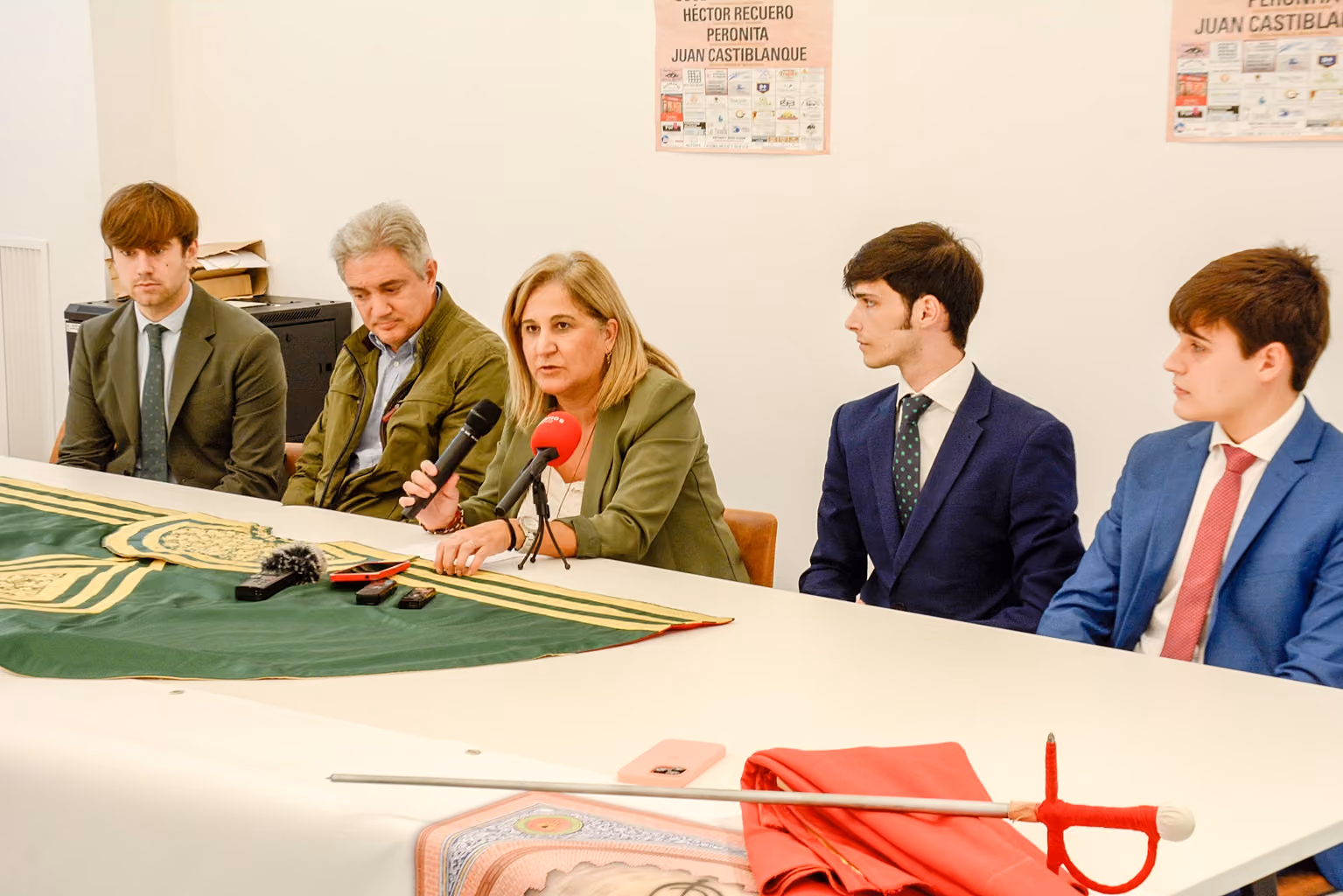 Presentación de la becerrada con los jóvenes toreros y la concejala Eloísa Perales en el centro
