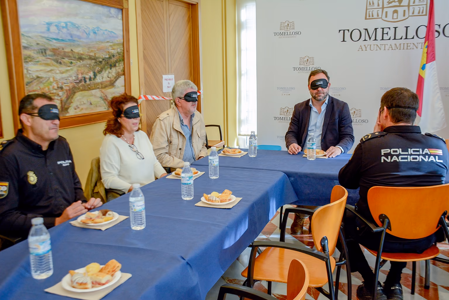 Desayuno a ciegas organizado por grupo ONCE en el Ayuntamiento