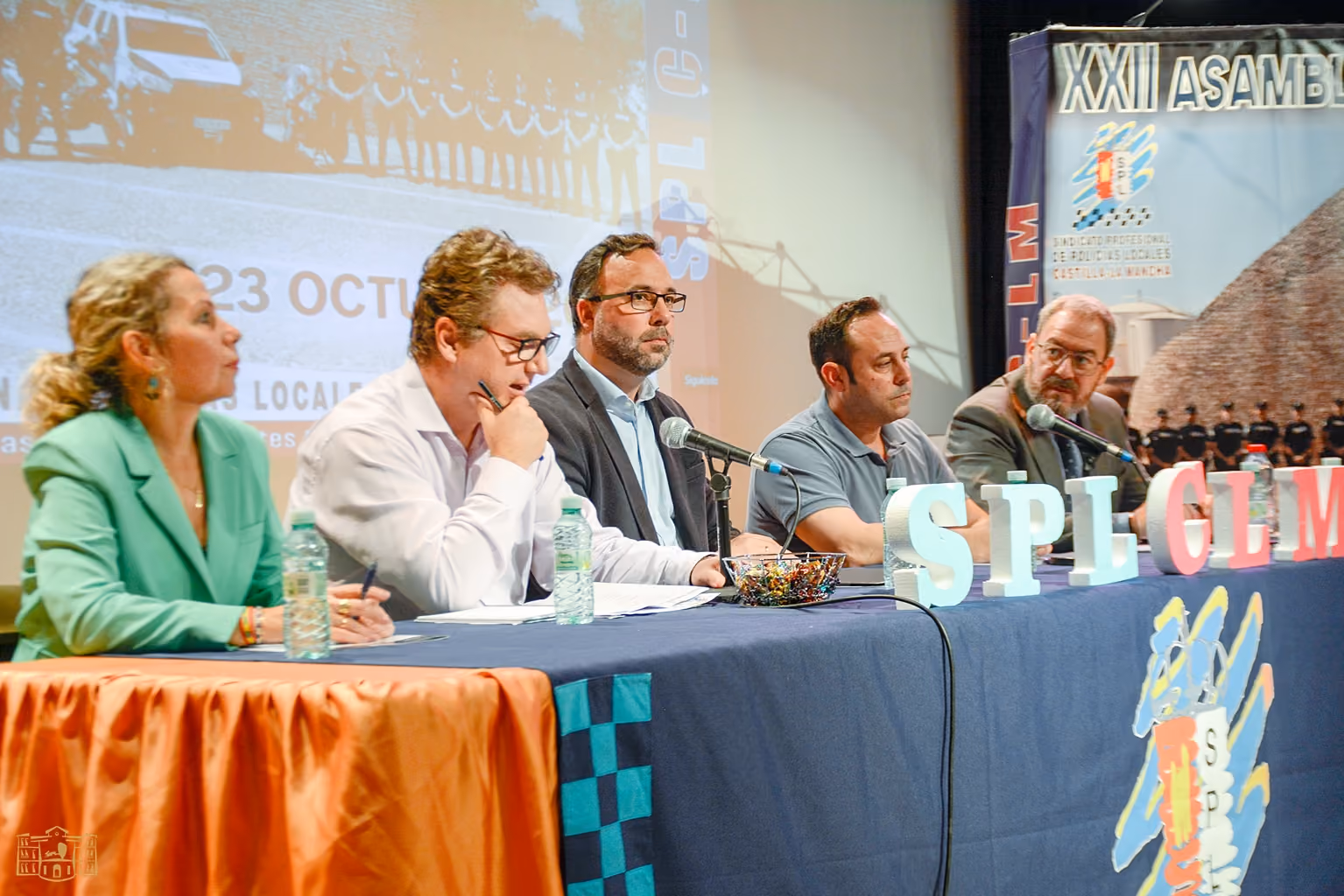 Participantes en el acto de clausura de la Asamblea