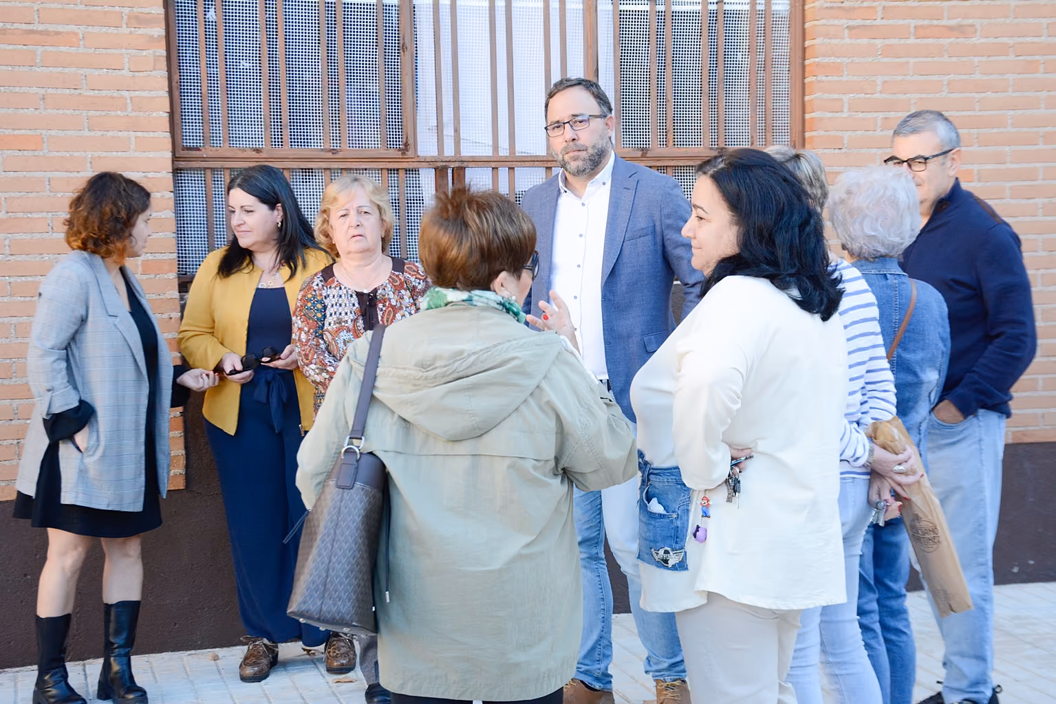 El alcalde en el barrio San Juan junto a varios vecinos
