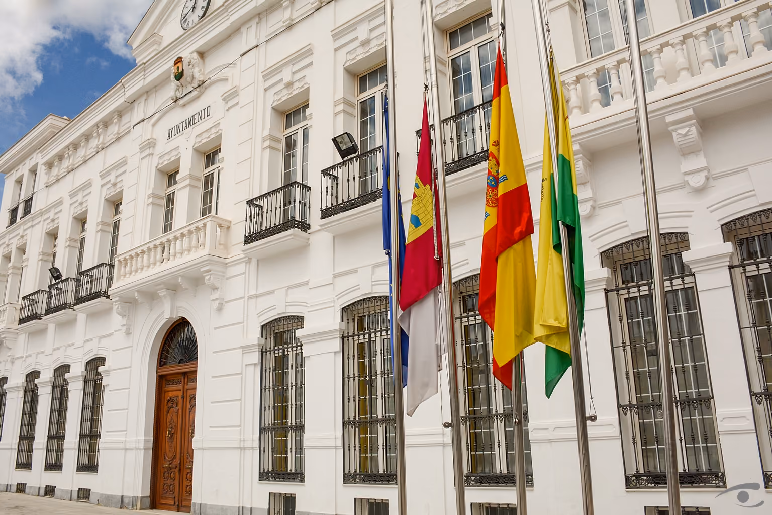 Imagen de la fachada principal del Ayuntamiento con las banderas a media asta
