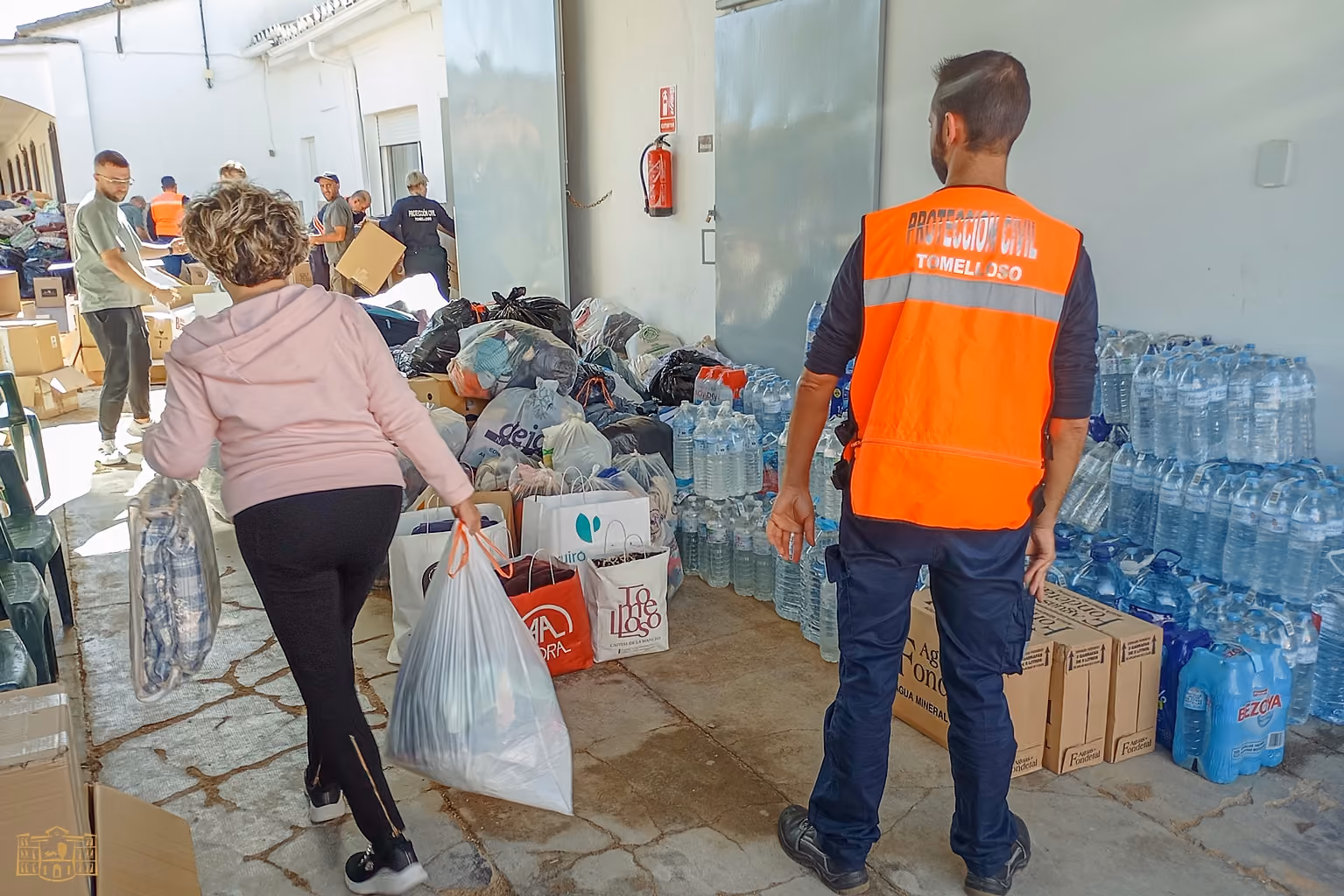 Vecinos aportando mantas y otros productos a la campaña con destino Letur y Valencia