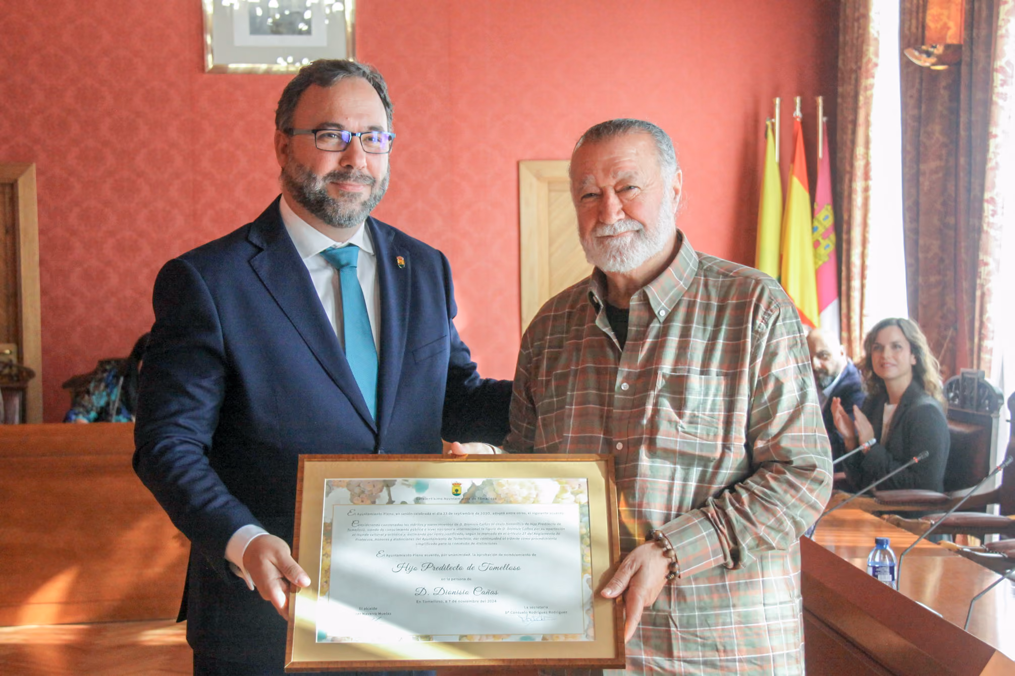 El alcalde, Javier Navarro junto a Dionisio Cañas tras entregarle el Título de Hijo Predilecto de Tomelloso