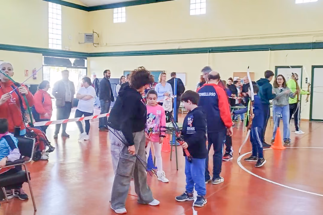 Participantes practicando el tiro con arco