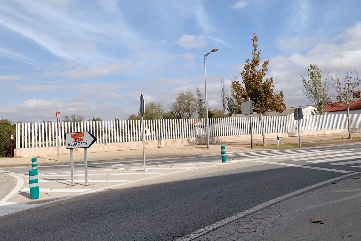 Al fondo la parcela del IRIAF donde se ha hecho la plantación de brócoli