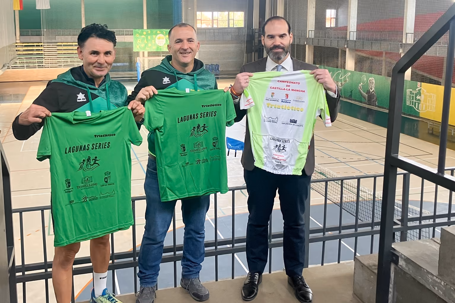 De derecha a izquierda, el concejal de Deporte Benjamín de Sebastián, y Victoriano Cerezo y José Ángel Benito del Club Triatlético Tomelloso
