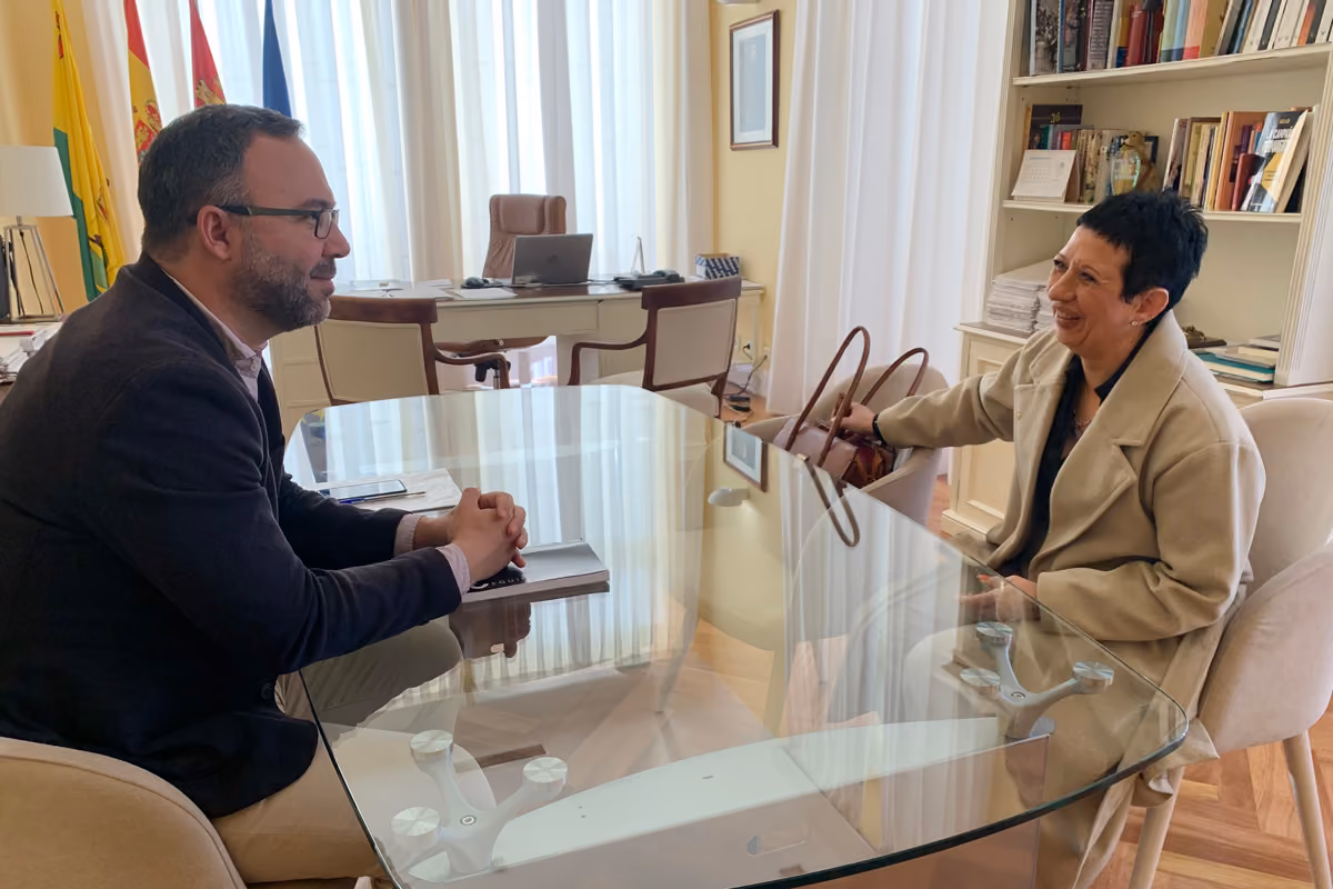 El alcalde y la presidenta de la Asociación "Sin Miedos", durante la reunión