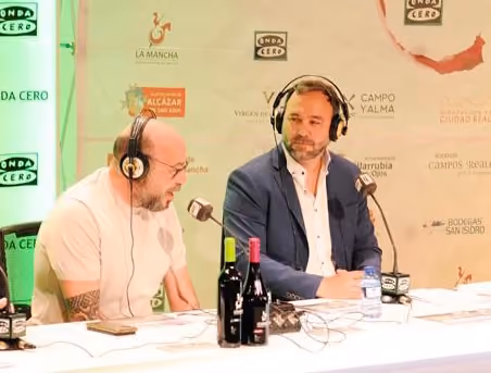 Javier Navarro y el chef Rubén Sánchez-Camacho durante una reciente intervención en el programa radiofónico Gente Viajera