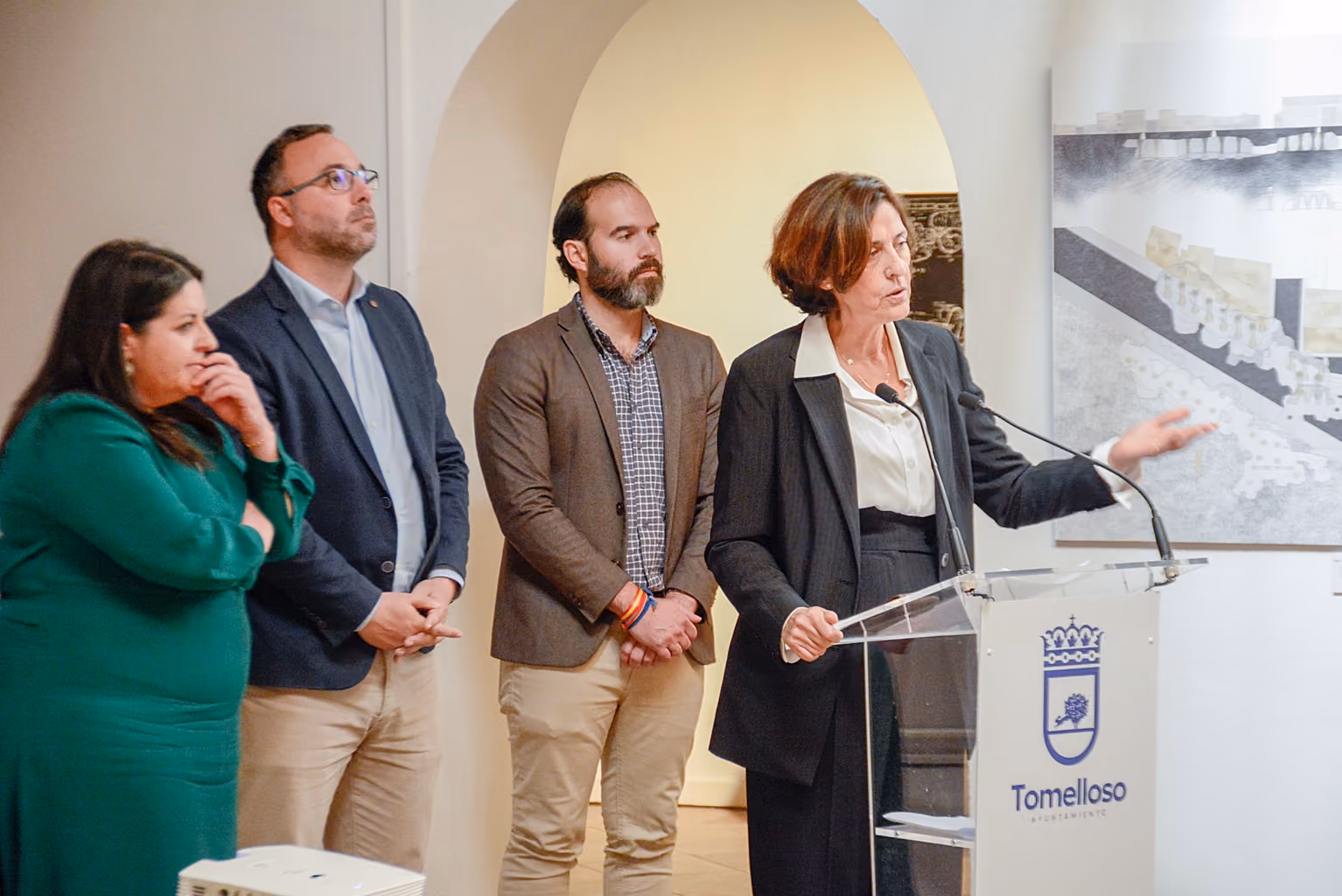 La vicerrectora de la UCLM, Inmaculada Gallego, durante la inauguración de la exposición.