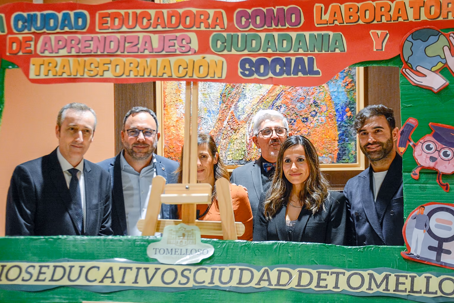 Participantes en la gala en un bonito fotocol instalado en la entrada del teatro