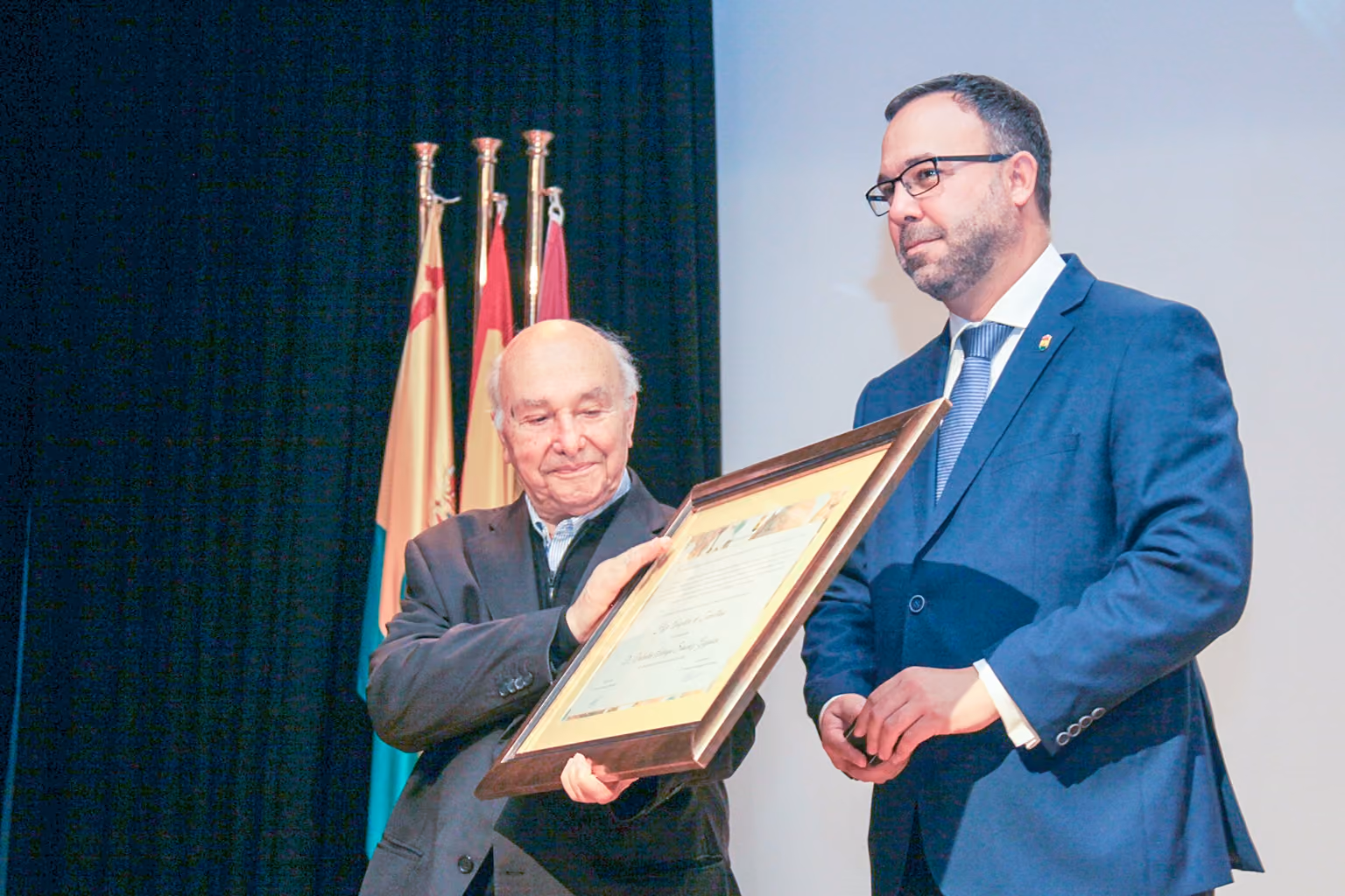 Valentín Arteaga ha recibido el título de Hijo Adoptivo de manos del alcalde, Javier Navarro