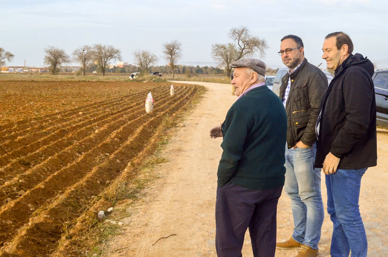 El alcalde y el concejal de agricultura, en el camino de Cicateros durante el Día de la Simienza